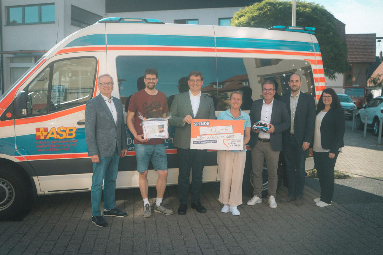 Bildunterschrift: Die Verantwortlichen der Stiftung bei der Spendenübergabe an Tina Schönleber vom Wünschewagen-Team (4.v.l.)