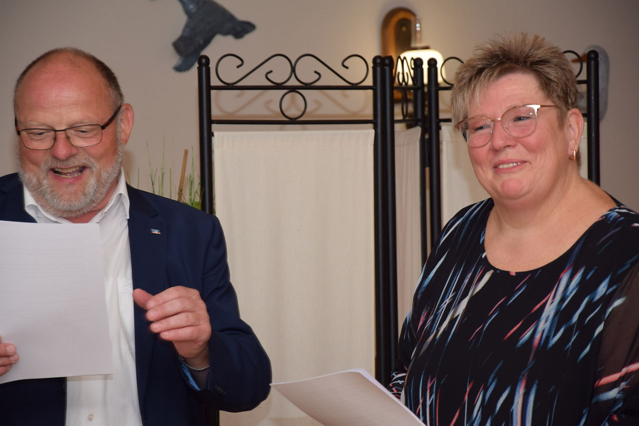 Vorstand Hubertus Semmler und Betriebsratsvorsitzende Sandra Thormann