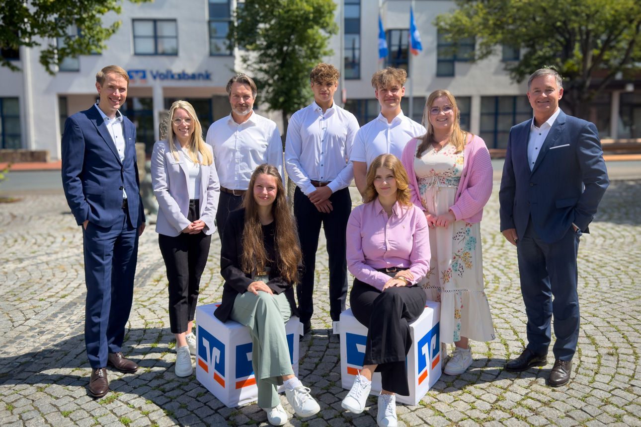 Die vier neuen Auszubildenden mit Vorstand und Ausbildungsleitern