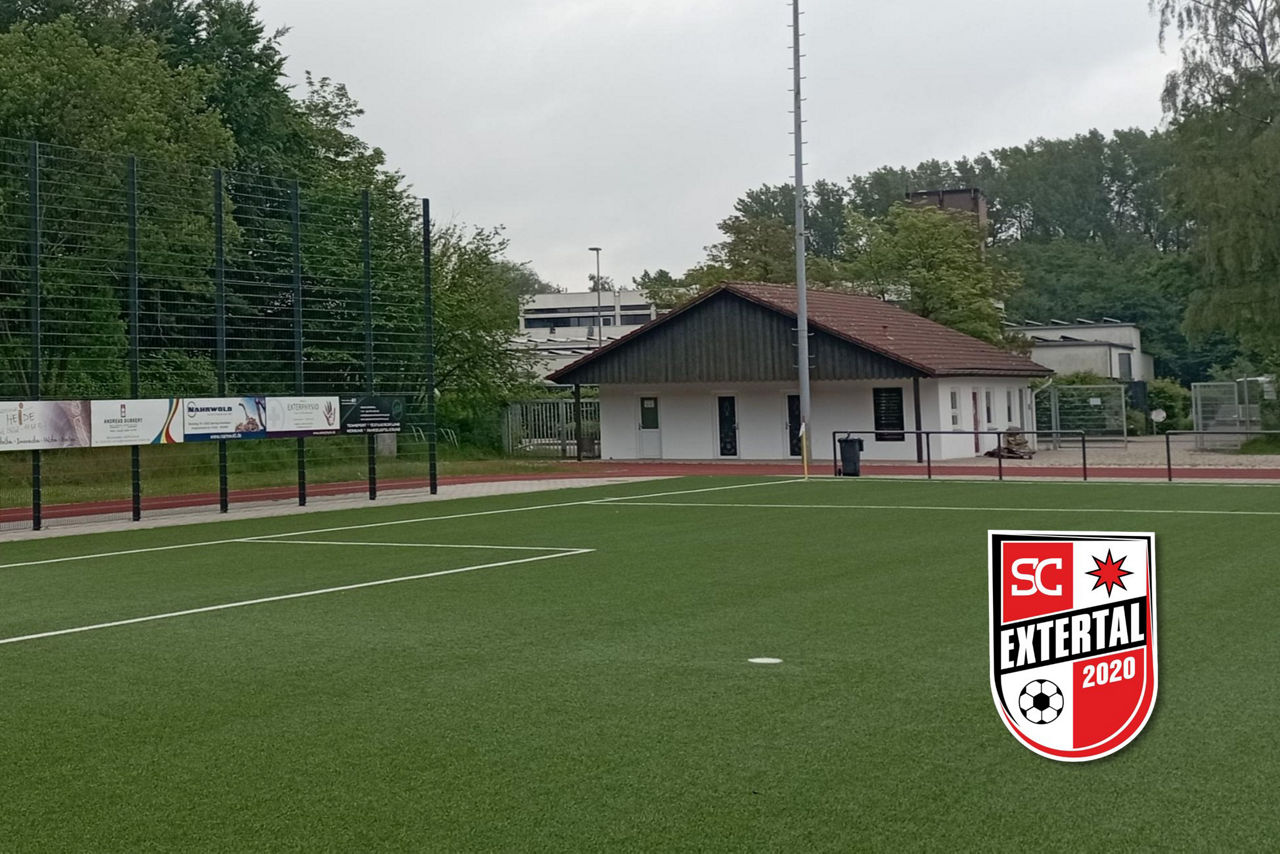 Sportplatz des SC Extertal sowie das Logo des vereins