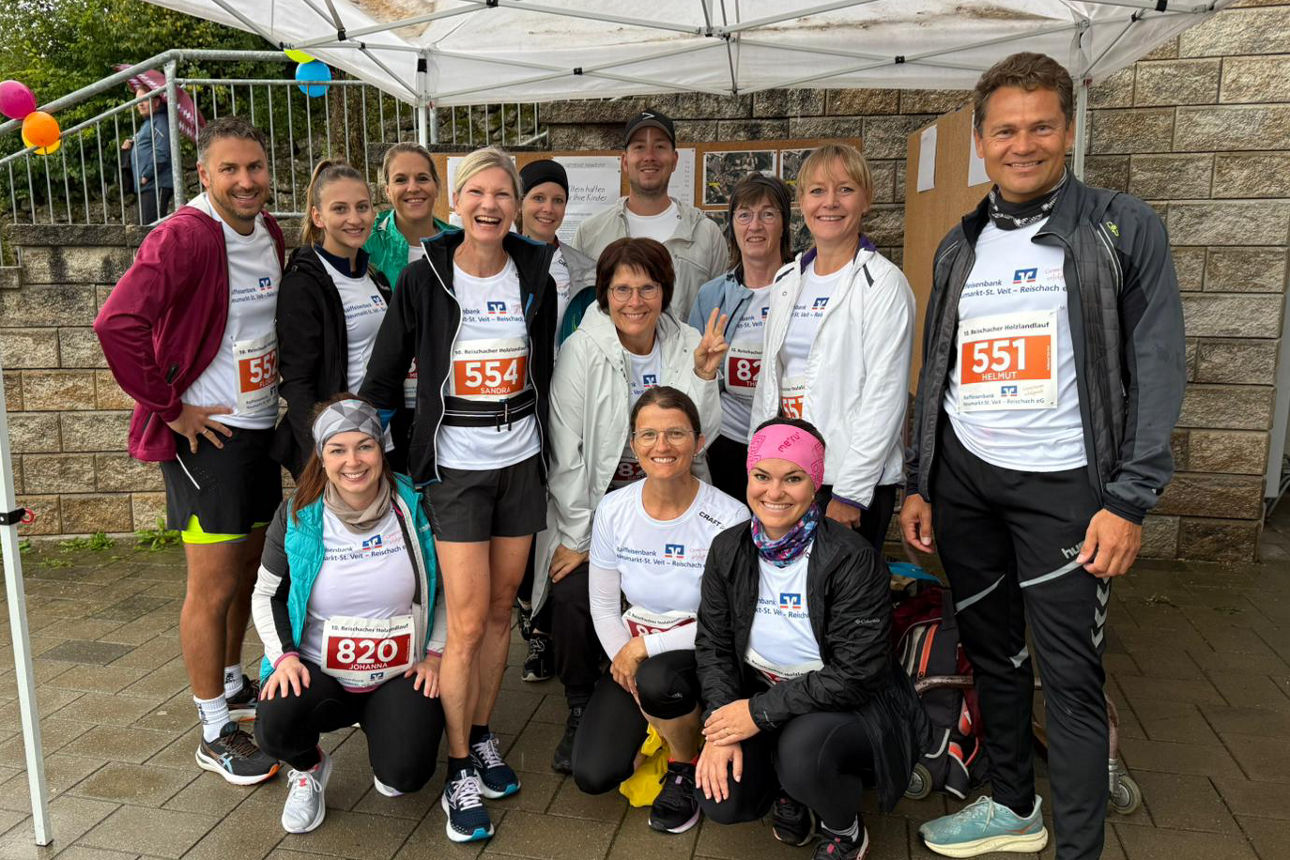Mitarbeiterinnen und Mitarbeiter der Raiffeisenbank Neumarkt-St. Veit - Reischach eG beim Holzlandlauf 2025.