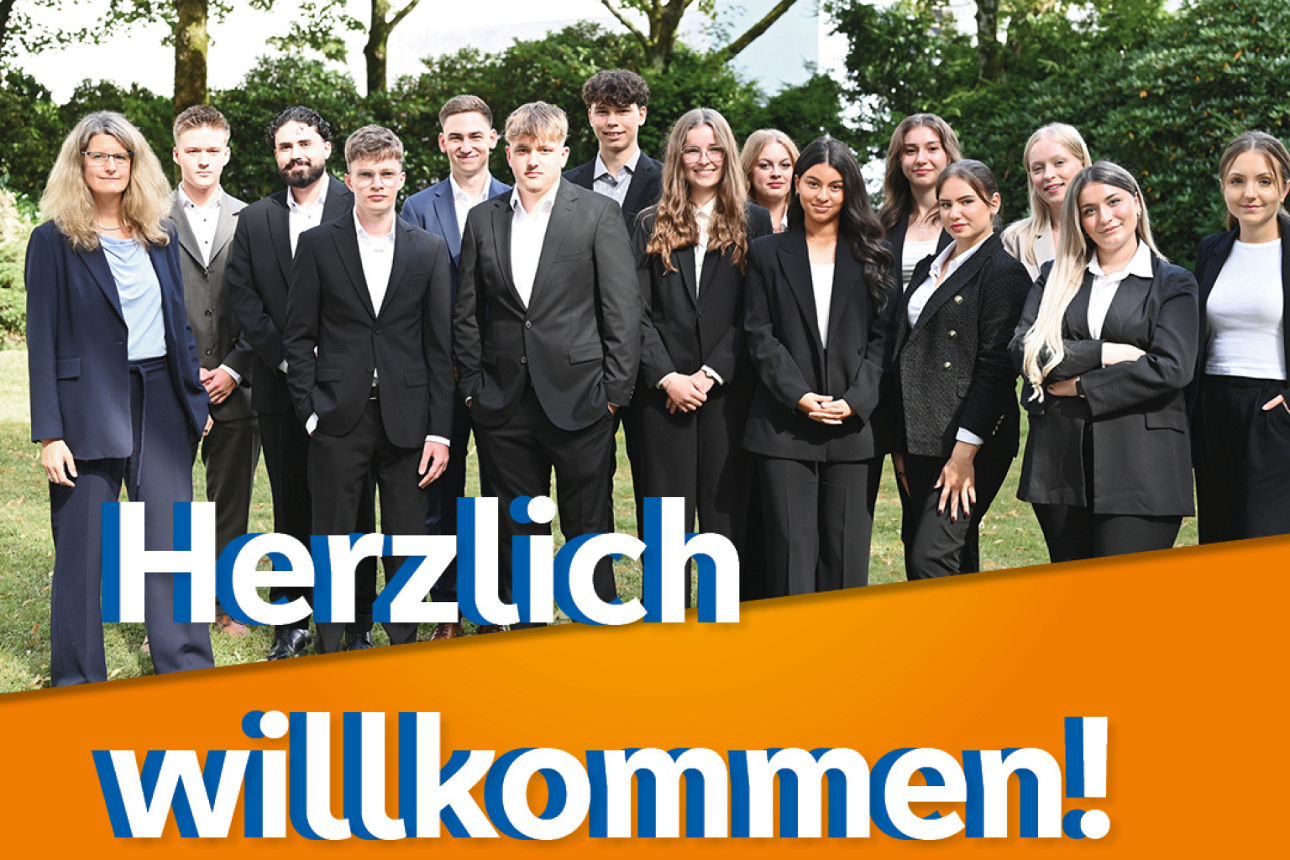 Unsere neuen Azubis stehen mit unserer Ausbildungsleiterin draußen