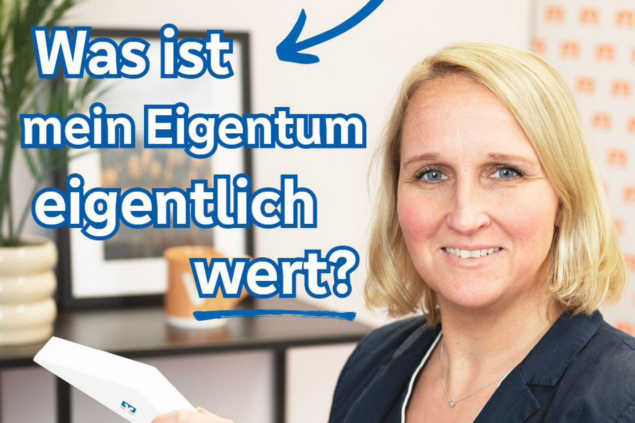 Unsere Kollegin hählt Baufi-Haus in die Kamera
