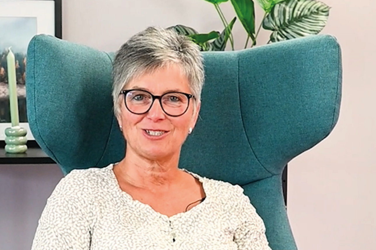 Anke sitzt im blauen Sessel