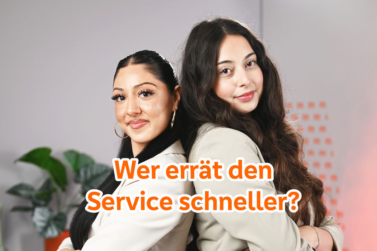 Unsere Kolleginnen stehen gegenüber im Videostudio