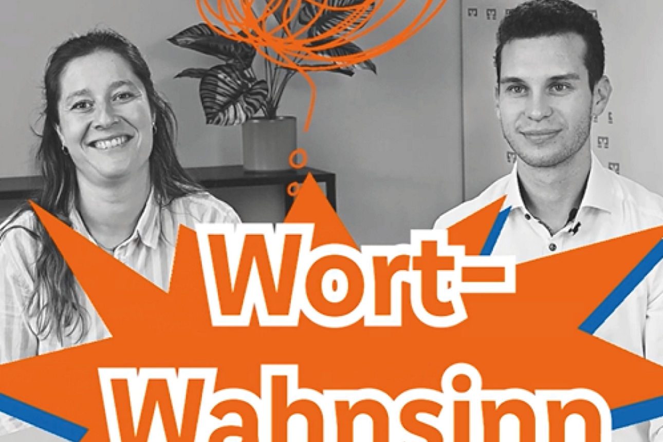 Sandra und Justin sitzen im Videostudio