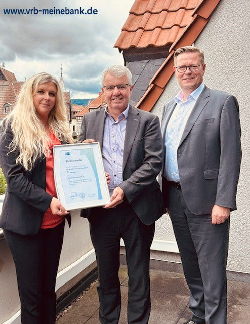 Übergabe der Urkunde durch Wigbert Kraus Leiter des Regionalbüros Eisenach/Bad Salzungen der IHK Erfurt