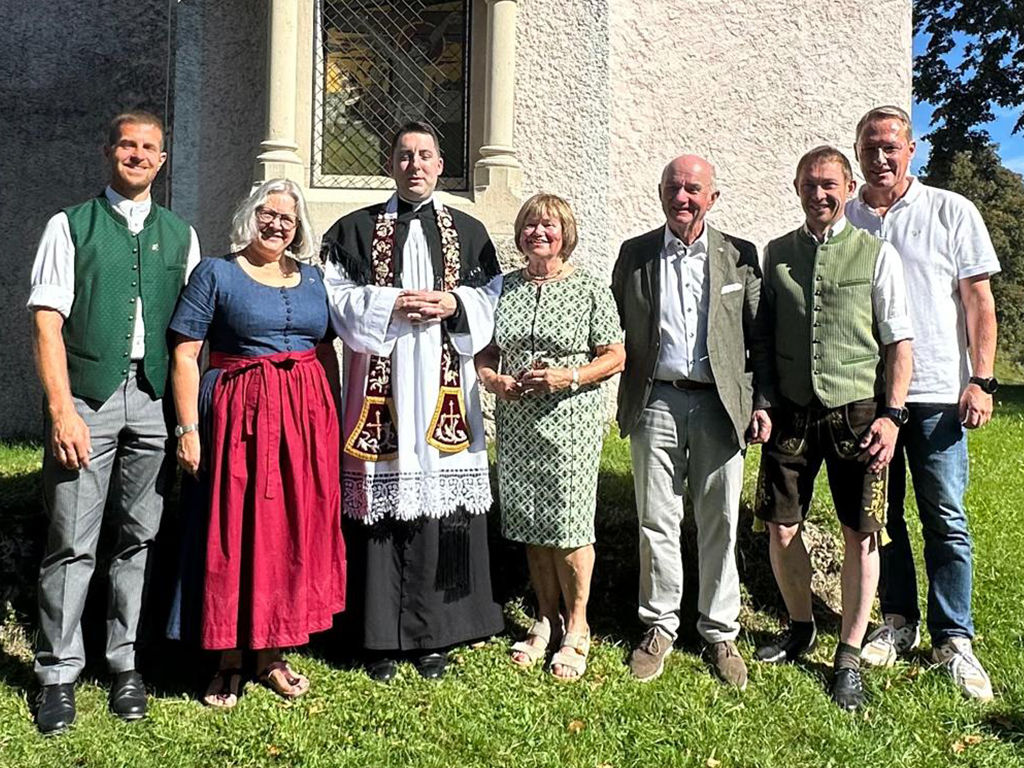 Gruppenbild bei der Spendenscheck-Übergabe