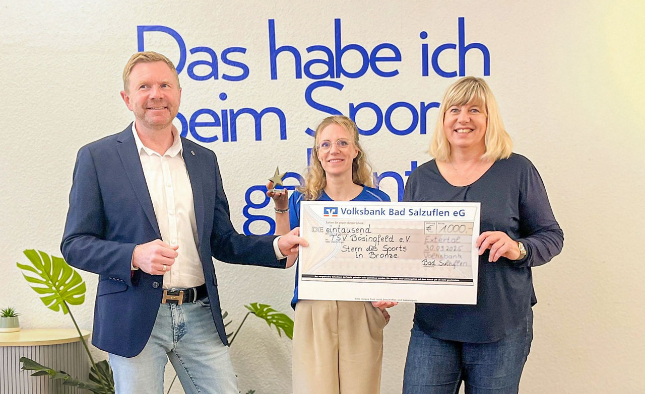 Carlo Eggers (von links) und Melissa Nax vom TSV Bösingfeld zusammen mit Katrin Steinmeier, Geschäftsstellenleiterin der Volk