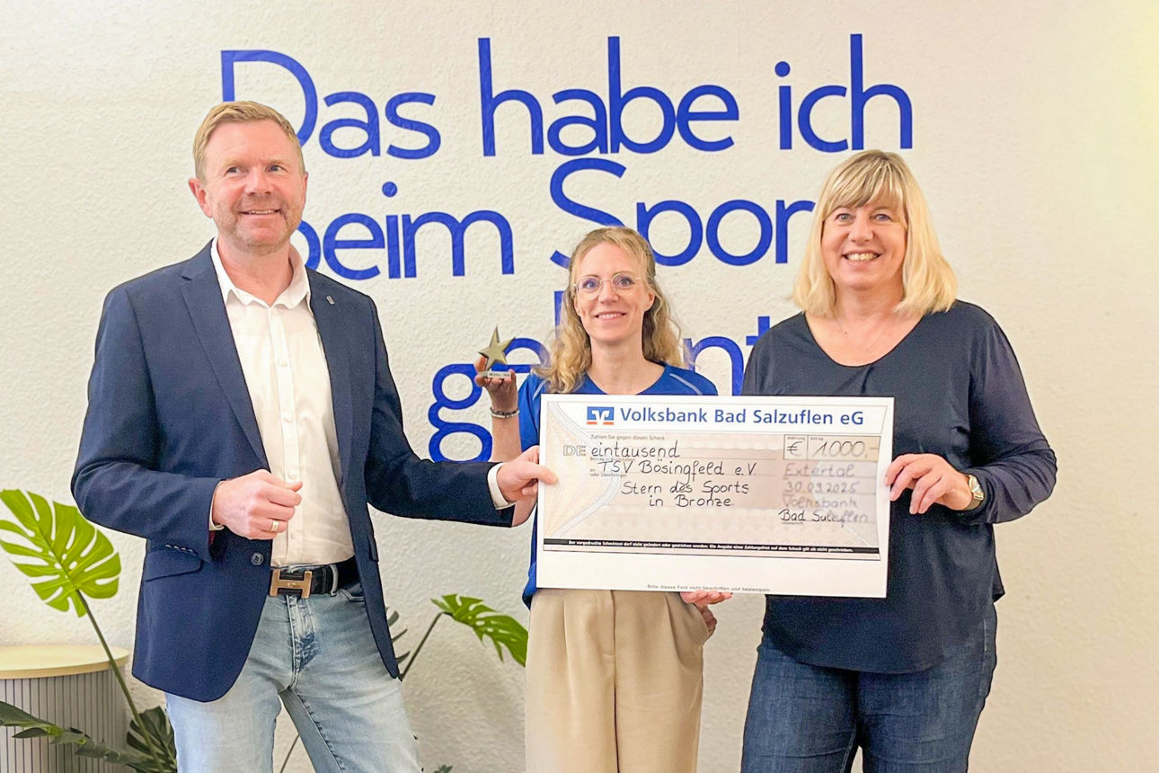 Carlo Eggers und Melissa Nax vom TSV Bösingfeld und Katrin Steinmeier (von links; Volksbank Bad Salzuflen)