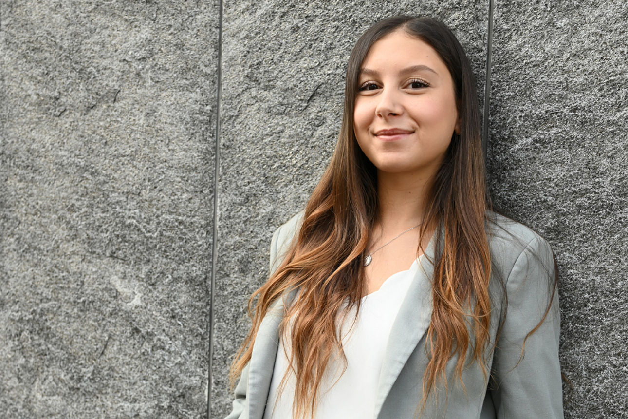 Lea Fernandes steht vor grauer Wand