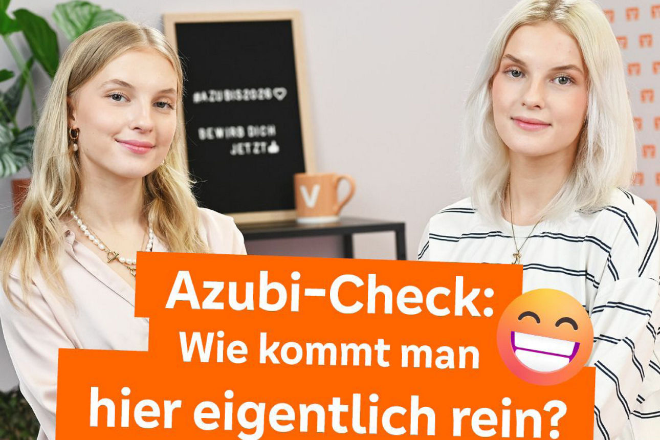 Jil und Amelie sitzen im Videostudio