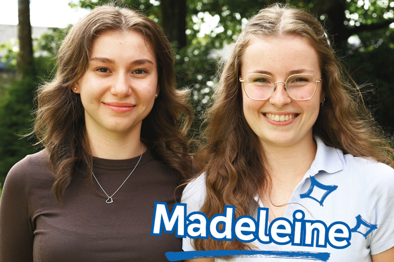 Unsere Azubis stehen draußen nebeneinander