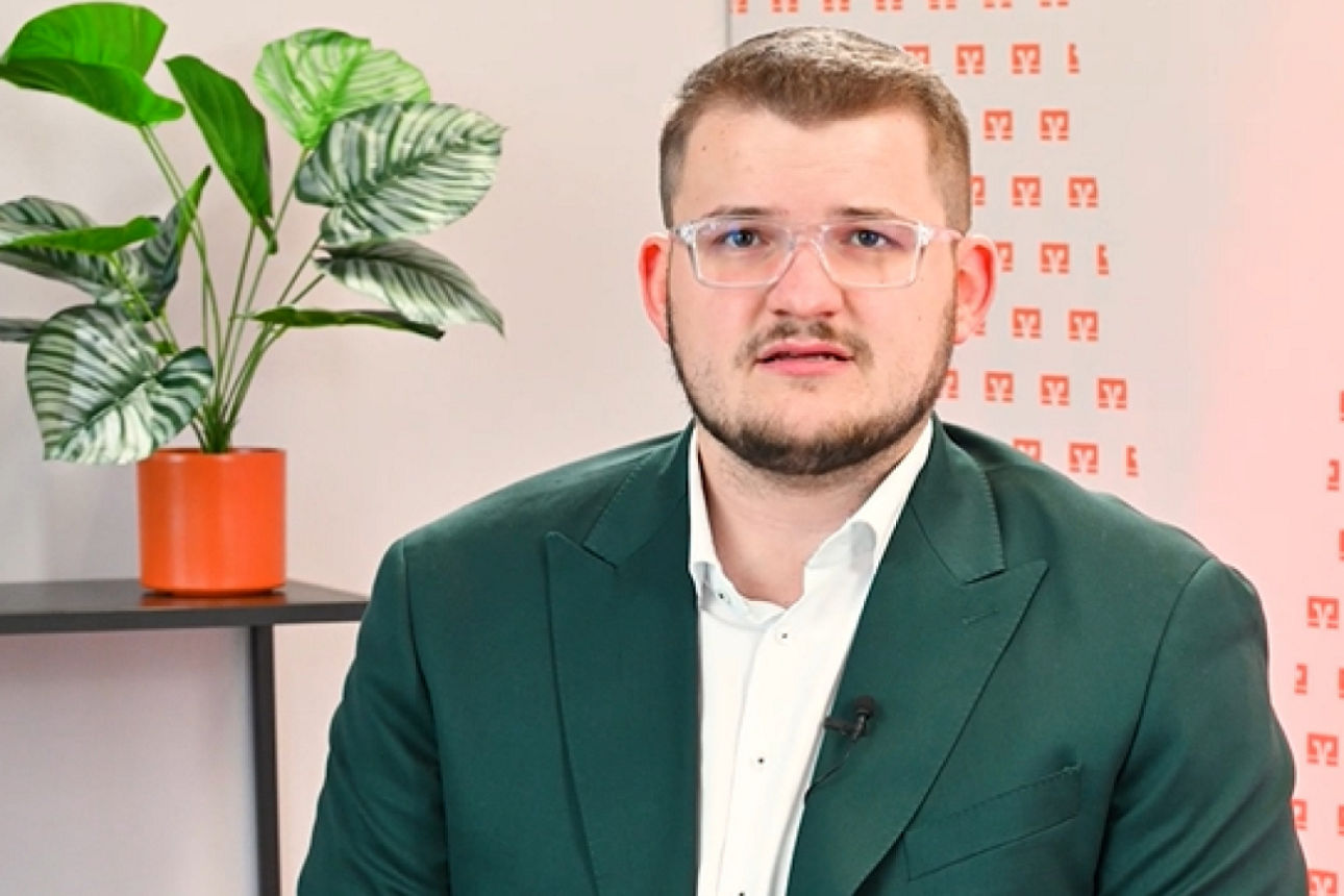 Florian Martens sitzt im Videostudio
