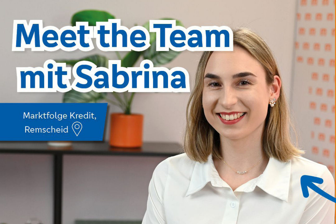 Sabrina sitzt im Videostudio