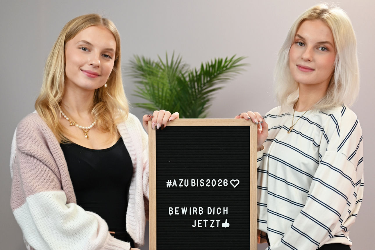 Jil und Amelie stehen mit Letterboard im Videostudio