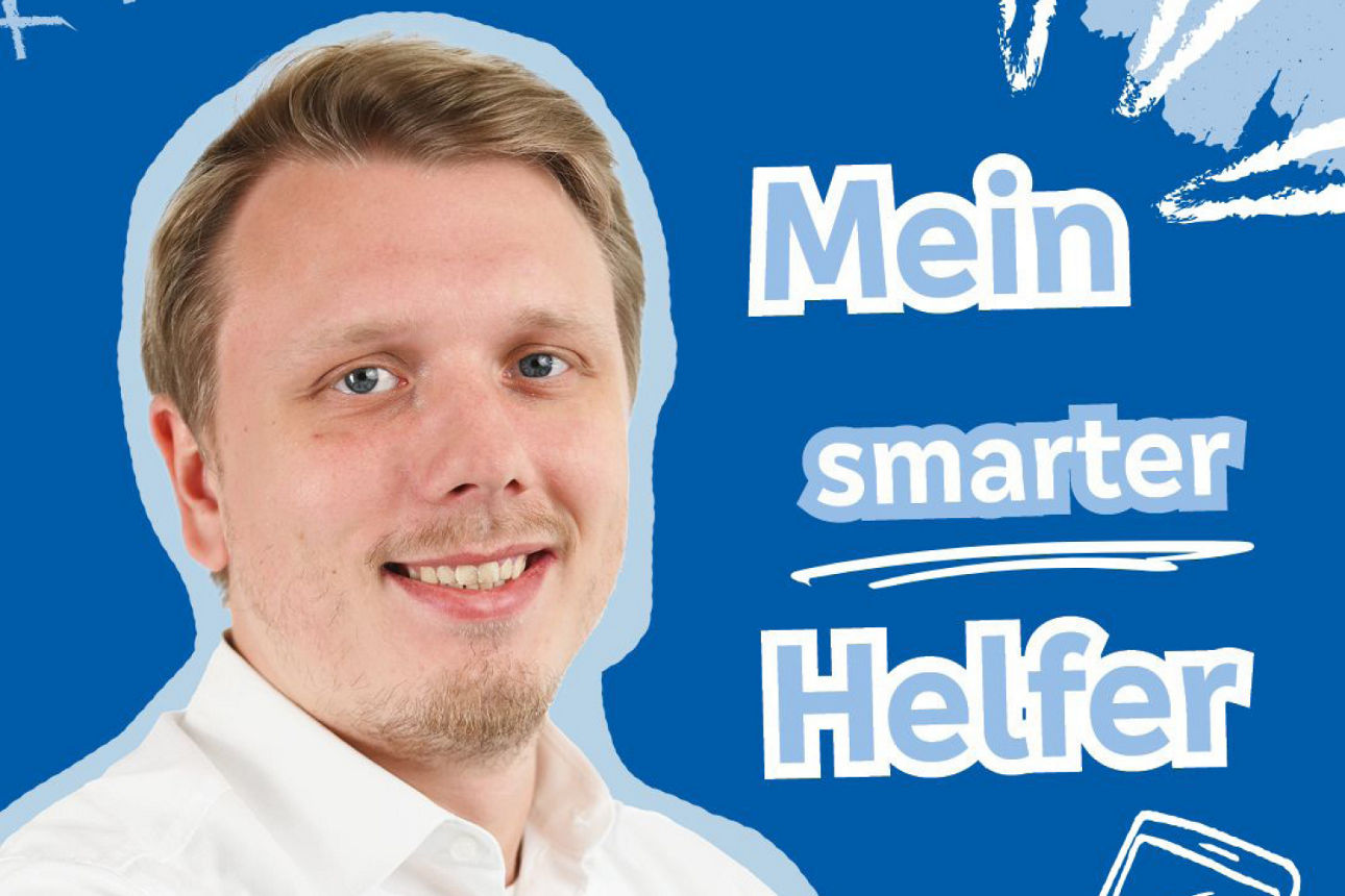 Joshua Raab vor einem blauen Hintergrund mit Schrift
