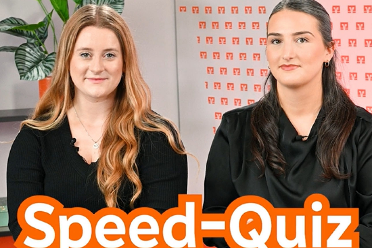 Linda Bingel und Ulvije Osmani sitzen im Videostudio