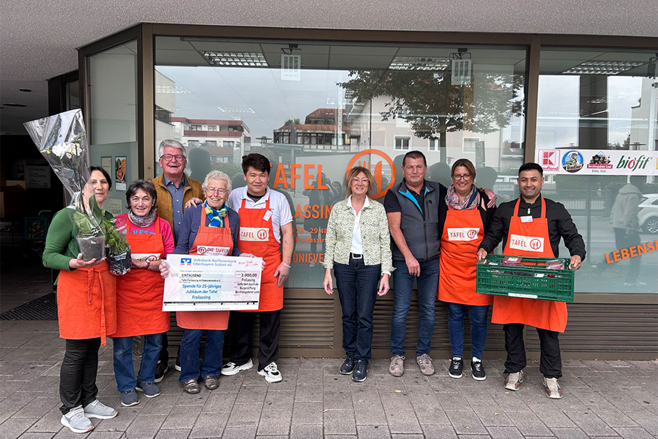 Gruppenbild der Spendenscheck-Übergabe