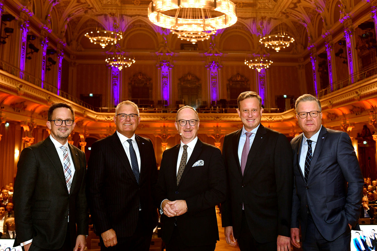 Unser Vorstand und Aufsichtsratsvorsitzender mit unserem Referenten Lars Feld