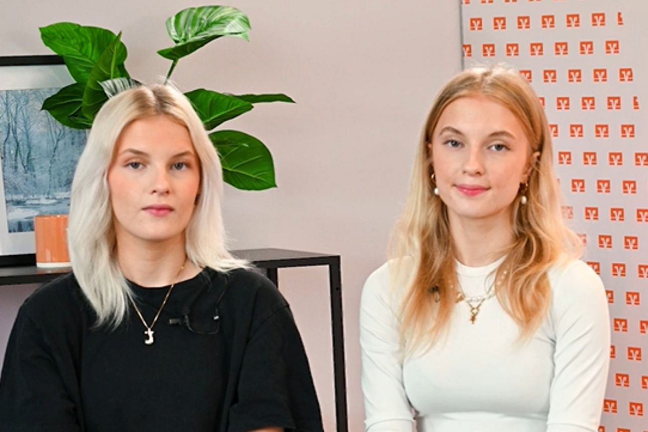Jil und Amelie sitzen im Videostudio