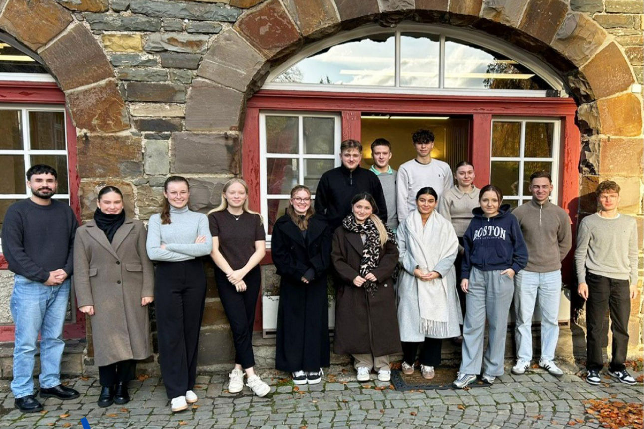 Unsere Azubis stehen vor dem Schloss