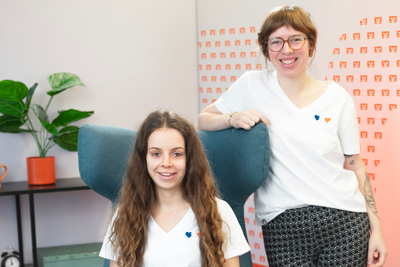 Unsere Social-Media-Managerinnen Laura und Alicia sitzen im Videostudio