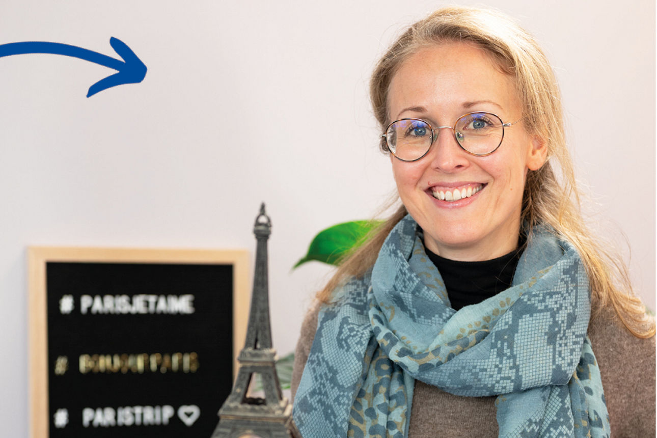 Rosalie Blaskoda steht mit Eifelturm-Figur im Videostudio