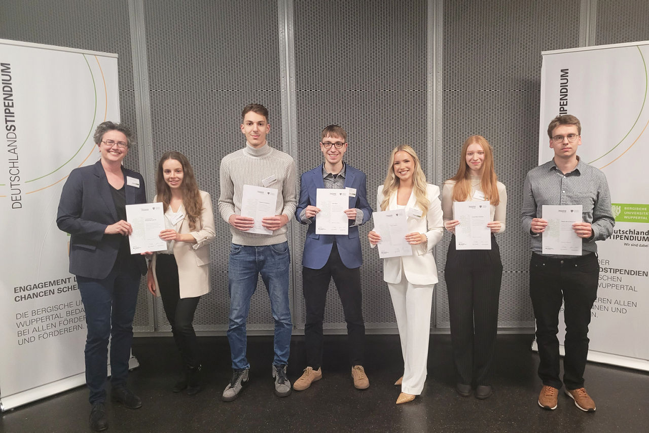 Studenten mit Urkunde 