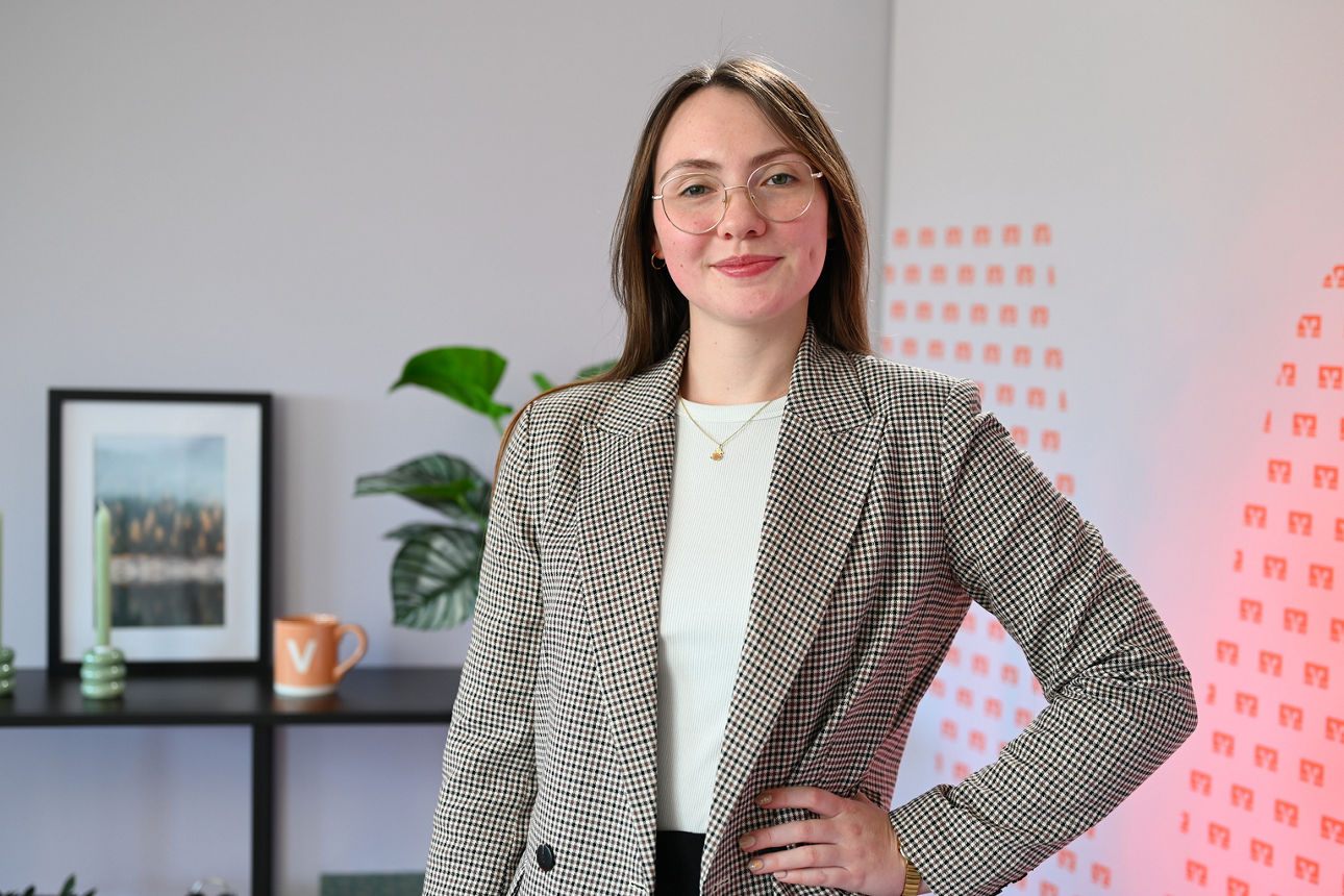 Hanna Koch steht im Videostudio