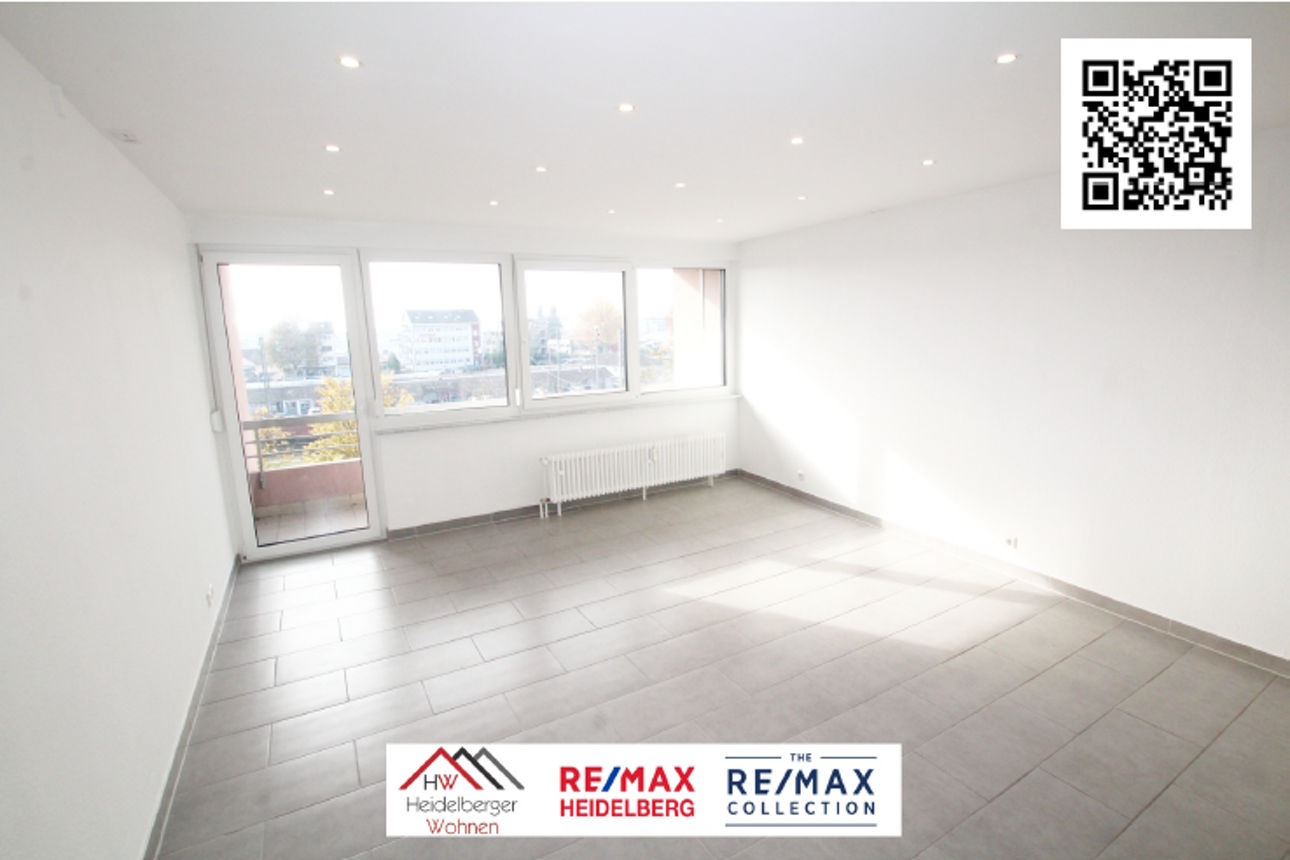 großer Raum mit Fenstern