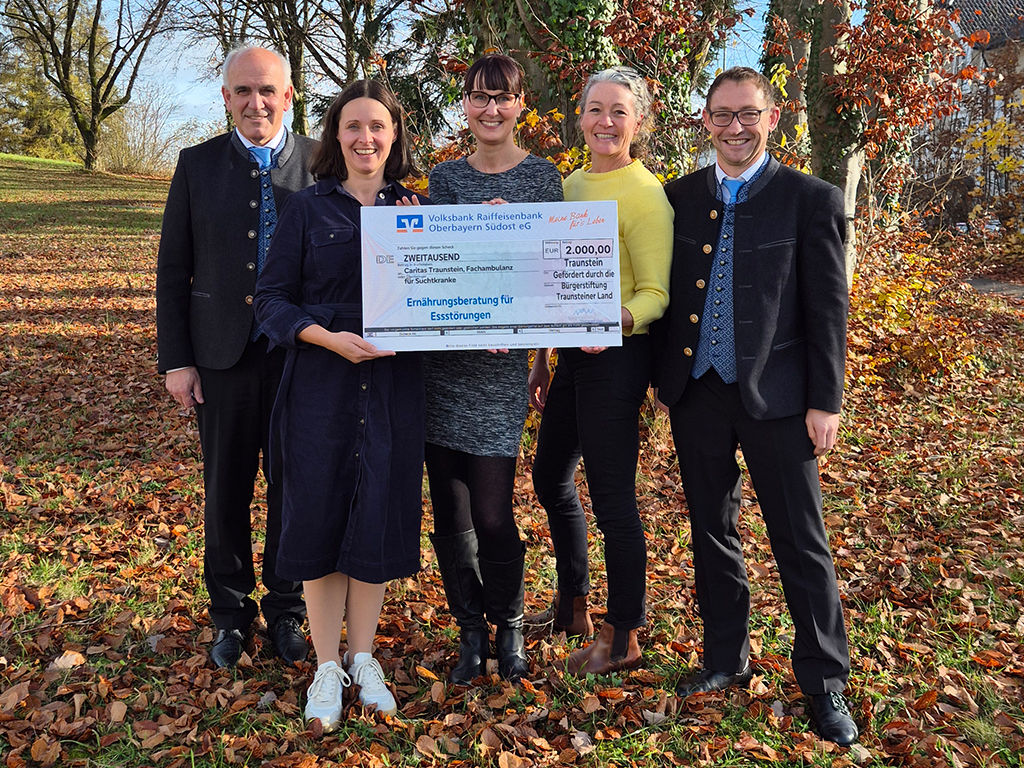Gruppenbild bei der Spendenscheck-Übergabe