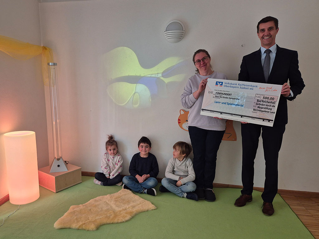 Gruppenbild der Spendenscheck-Übergabe