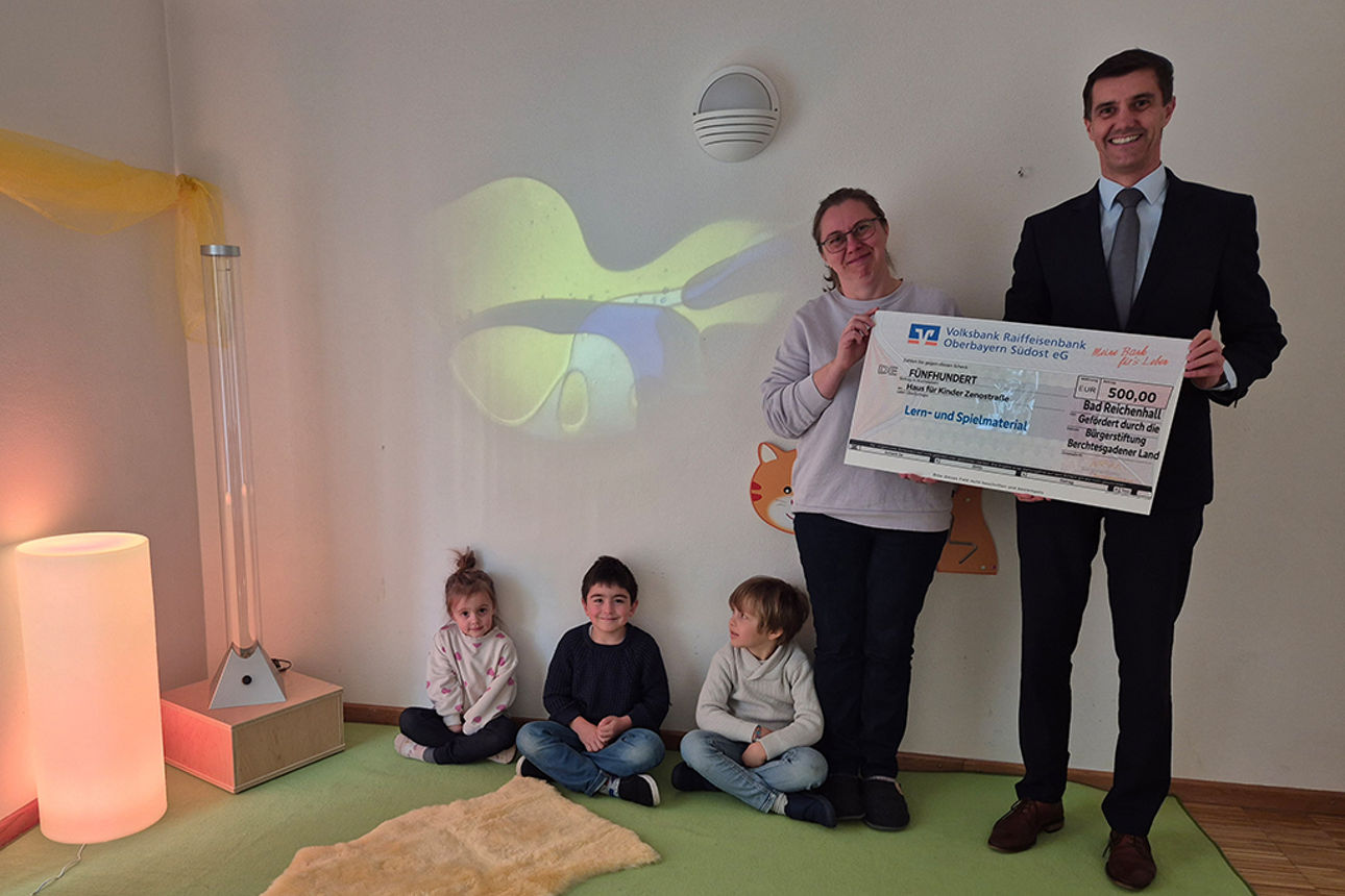 Gruppenbild der Spendenscheck-Übergabe