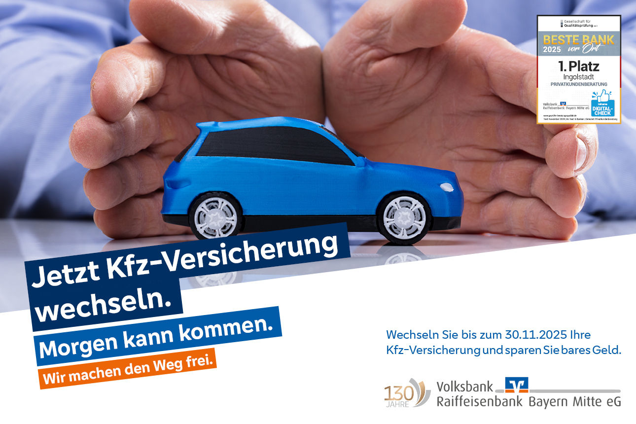 Hände umschließen ein blaues Auto