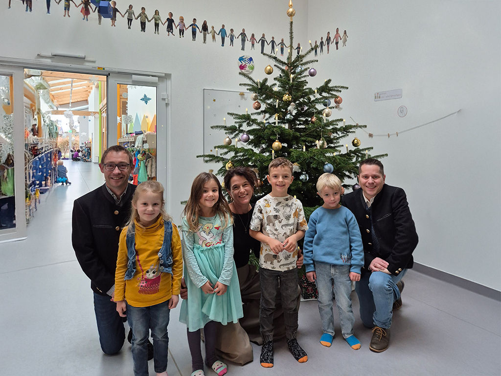 Gruppenbild bei der Spendenscheck-Übergabe