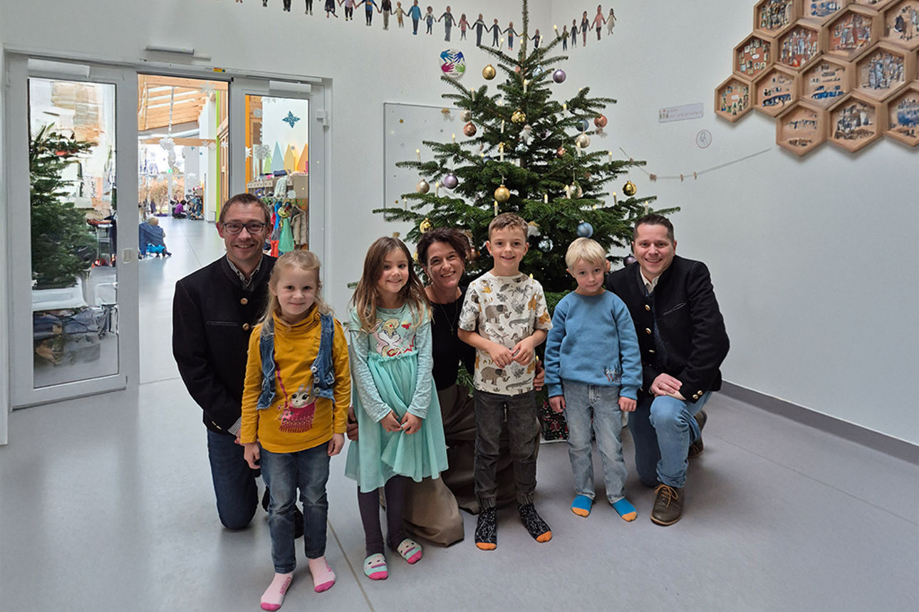 Gruppenbild der Spendenscheck-Übergabe