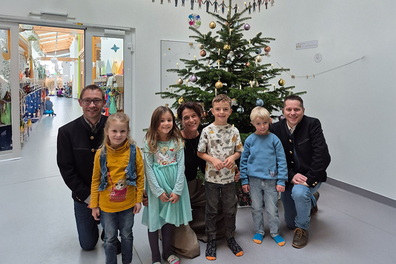 Gruppenbild der Spendenscheck-Übergabe