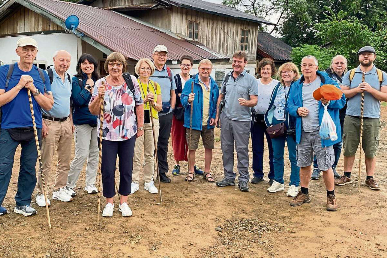 Die Reisegruppe lächelt freundlich in die Kamera