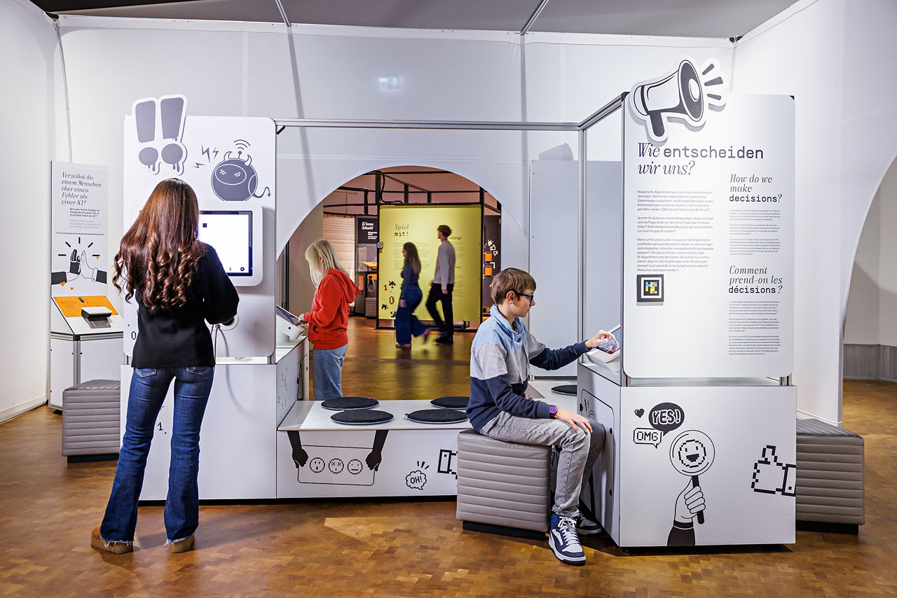 Jugendliche bei einem experiment im Labor