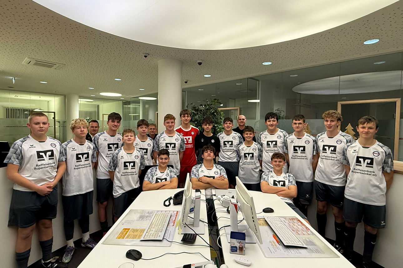 Die JFG Teisenberg bedankt sich bei der Raiffeisenbank Rupertiwinkel eG für die großzügige Spende der neuen Trikots.