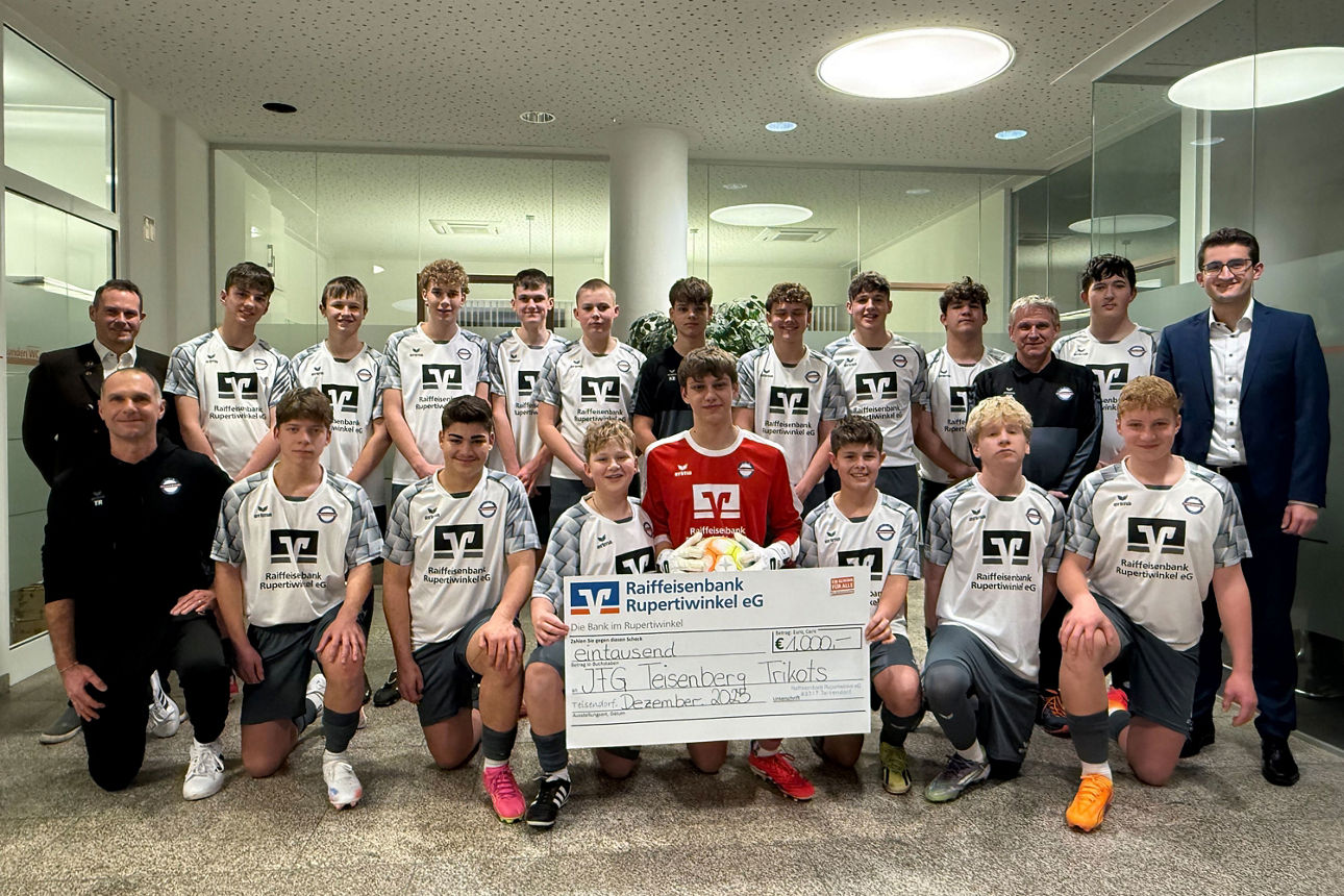     Anfrage erfolgreich  Jugendfußballer der JFG Teisenberg freuen sich über eine Spende der Raiffeisenbank Rupertiwinkel eG 