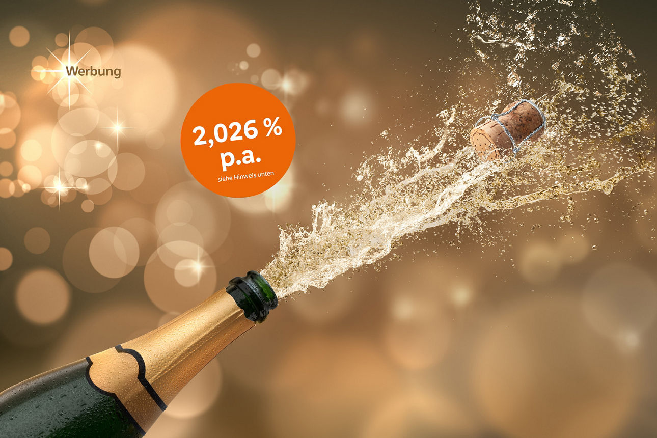 Sekt sprudelt aus einer Sektflasche