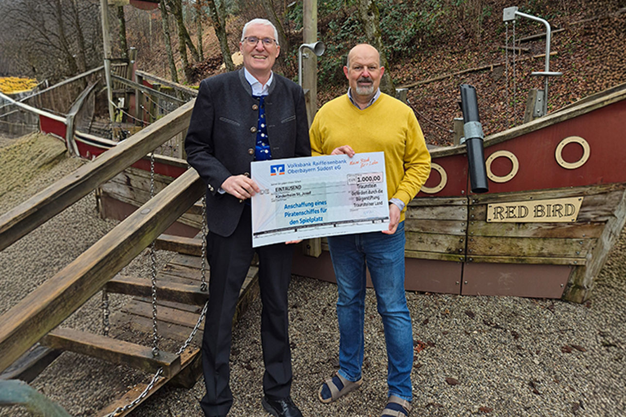 Gruppenbild der Spendenscheckübergabe