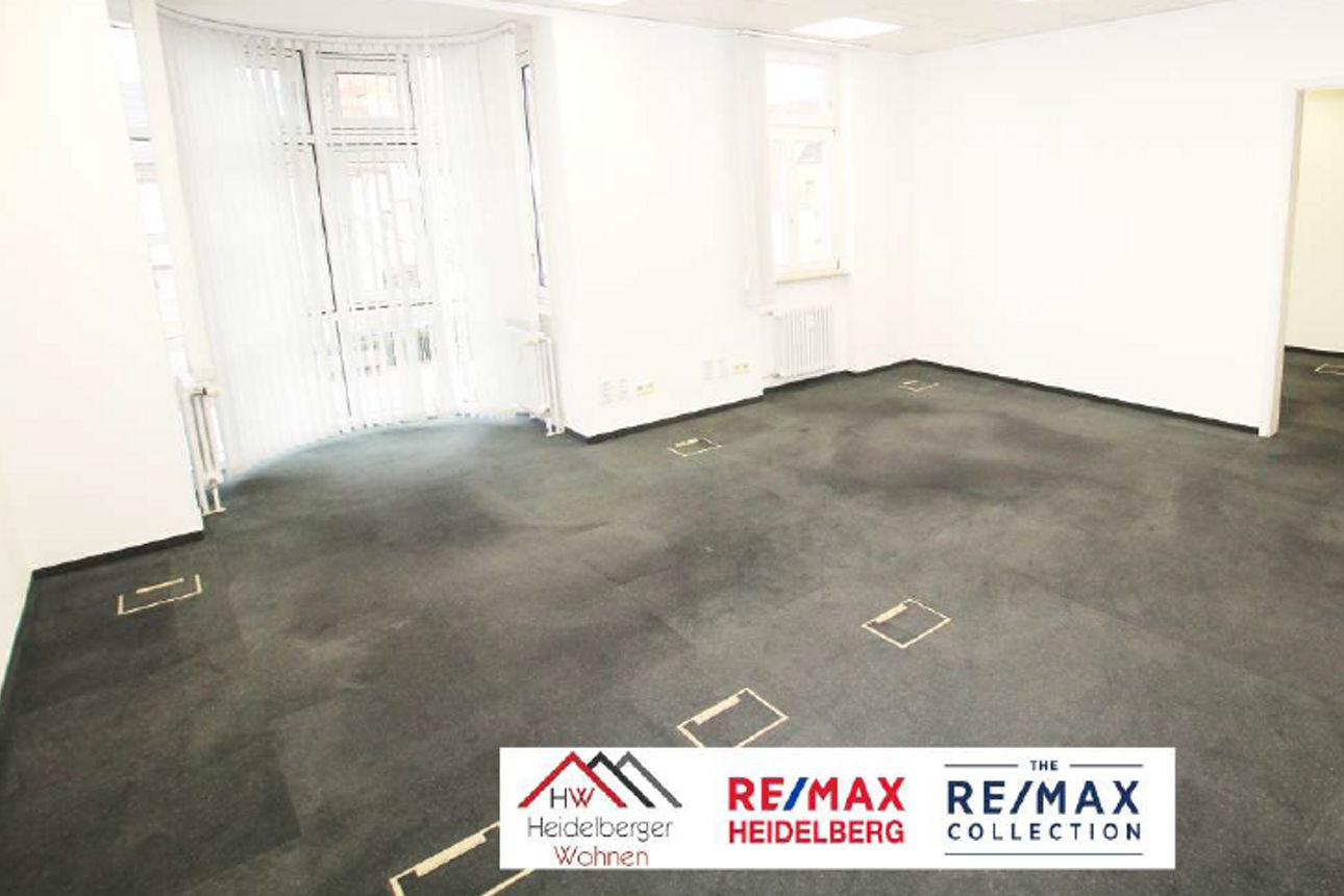 Zimmer mit dunklem Boden