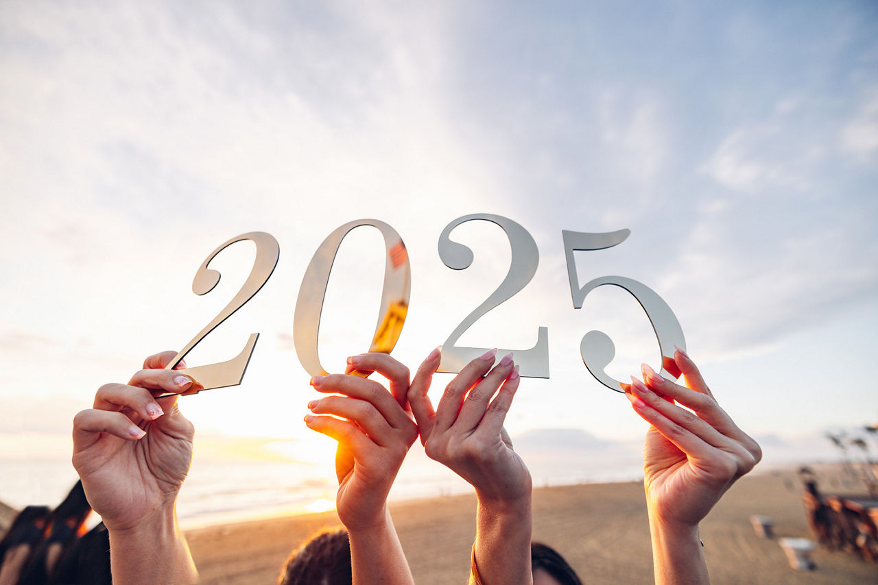 Gruppe von Leuten feiert das Jahr 2025