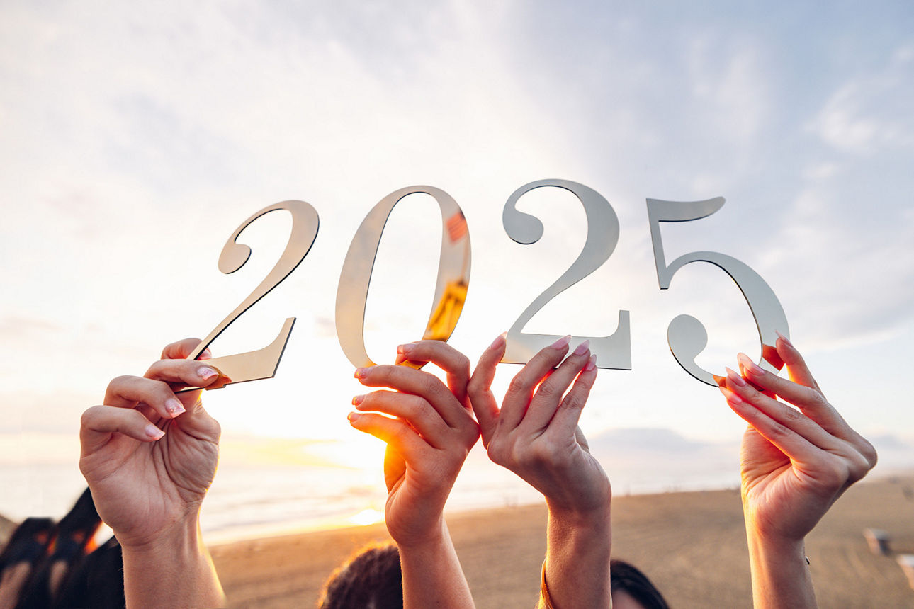 Gruppe von Leuten feiert das Jahr 2025