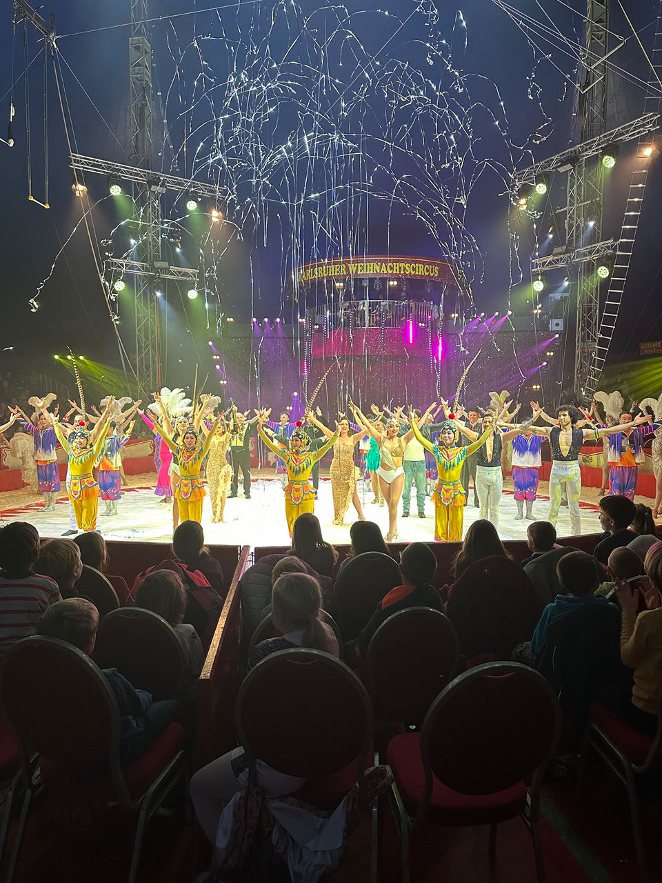 Volksbank pur feiert unvergesslichen Tag beim Karlsruher Weihnachtszirkus 2025