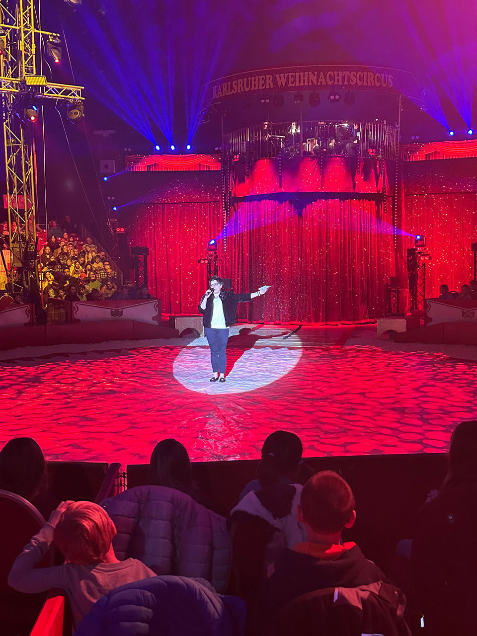 Volksbank pur feiert unvergesslichen Tag beim Karlsruher Weihnachtszirkus 2025