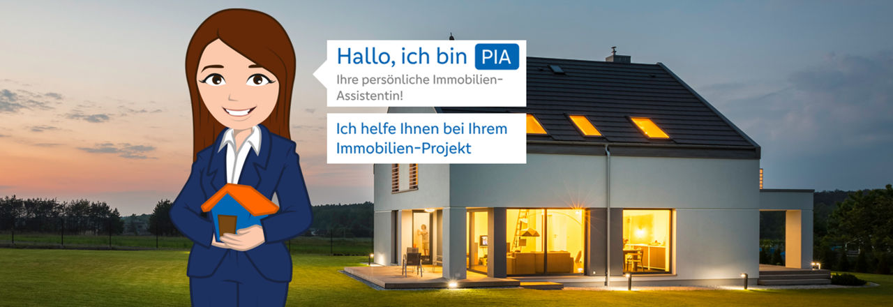 PIA-Avatar hält ein Haus in der Hand, im Hintergrund ein Neubau